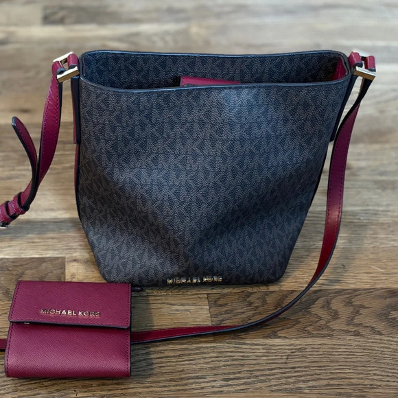 Like New Michael Kors Brown & Red Signature Bucket Bag Purse + Matching Wallet - Picture 2 of 10